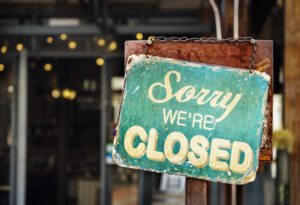Closed restaurant sign.